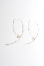 Load image into Gallery viewer, Bella Pearl Earrings
